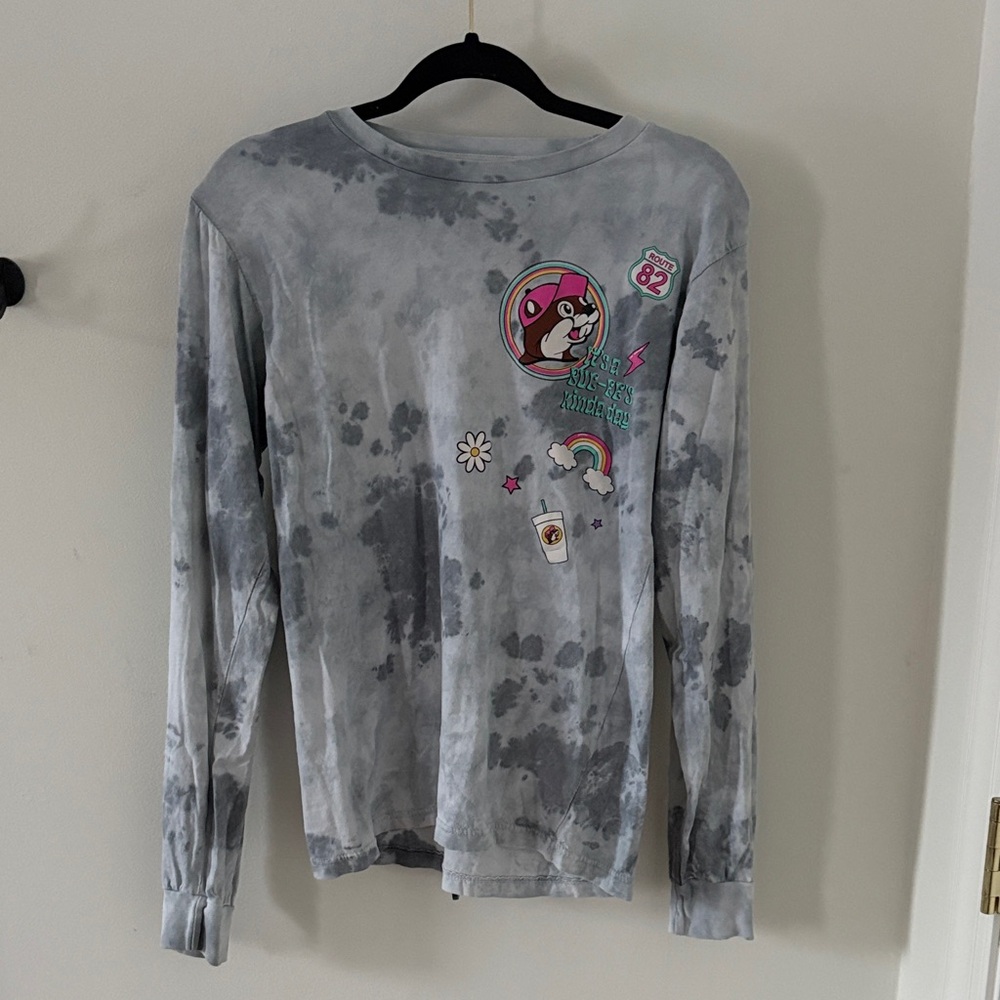 Grey and white “Buccee’s” shirt, size small.